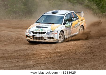 Rússia ROSTOV - 05 de setembro: Uriy Ivanov dirige um carro de Mitsubishi Lancer durante Rostov Velikiy Russi