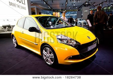 Moscow, Oroszország - augusztus 25-én: Sárga autó Renault Clio a moszkvai nemzetközi kiállítás Interauto a