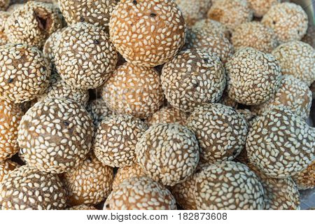 close up of thai street dessert crispy fry with sweet sesame