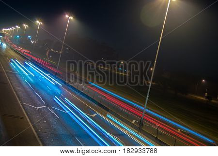 luces en la carretera de noche en la ciudad