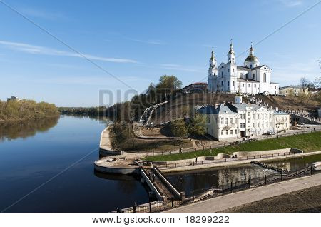 มุมมองแนวนอนสปริง Vitebsk ดีเบลารุสของเซนต์ Uspenski Cathedral Dvina ตะวันตกและ Vitba Ri