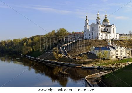 มุมมองแนวนอนสปริง Vitebsk ดีเบลารุสของเซนต์ Uspenski Cathedral Dvina ตะวันตกและ Vitba Ri