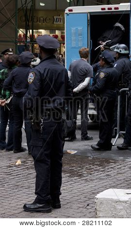 New York nov 17: nicht identifizierten Personen verhaftet am breiten & Biber Straßen am 17. November 2011 in n