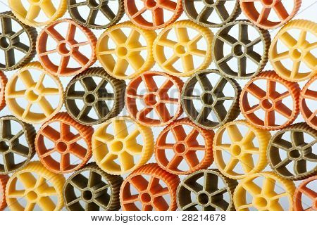 Pâtes tricolore sur fond blanc
