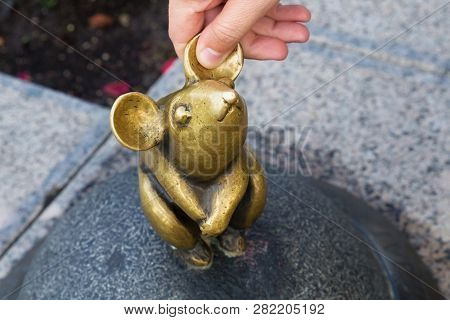Klaipeda, Lithuania - September 22, 2018: Sculpture Known As Wonderful Little Mouse And Human Hand. 