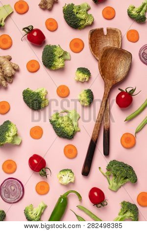 Colorful pattern of tomatoes, broccoli, carrots, ginger and onio