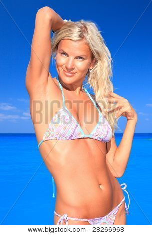 Sexet bikini pige poserer på stranden