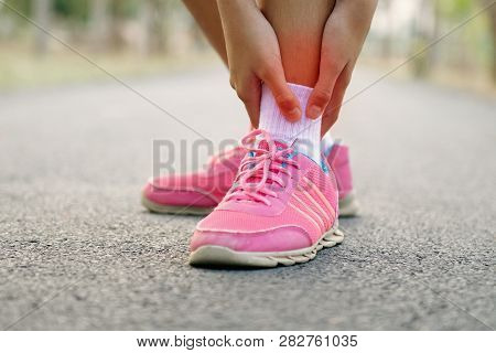 Close Up Runer Woman With Leg Injury And Pain