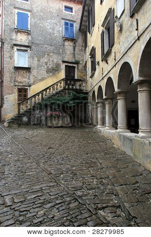 Ulice v malém městečku Groznjan v Istra, Chorvatsko.