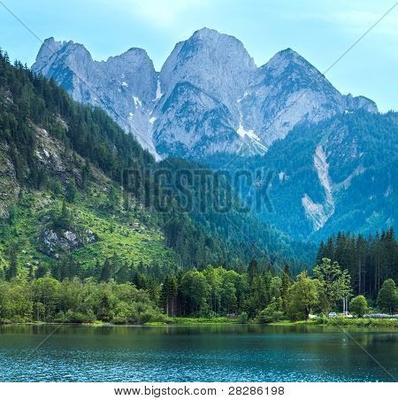 Widok na jezioro alpejskie lato
