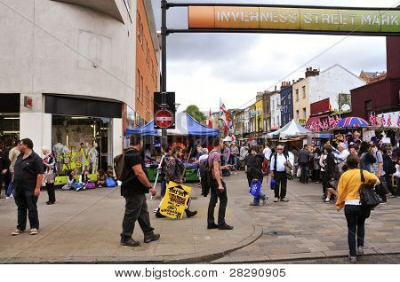LONDON - Mai 8: Inverness Street Market am 8. Mai 2011 in London. Es ist Teil des Camden Markets, die 