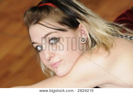 Attraktiv kvinde med næse Ring