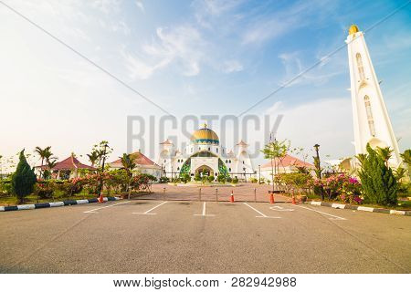 Melaka Centrlal Masjid Selat In The Sea