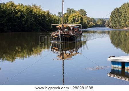 Beynac Et Cazenac, Dordogne, France - September 4, 2018: A Tourist Boat, In French Called Gabare, On