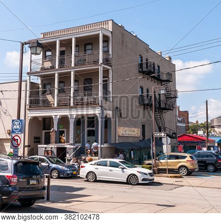 Pittsburgh, Pennsylvania, Usa 8/23/20 An Apartment Building With A Cafe On The Bottom Floor In The S