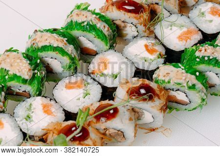 Many Types Of Shusha Are Stacked In A Row.