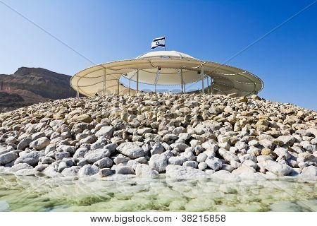 Canopies อาบแดดบนชายหาดของทะเลเดดซีในอิสราเอล