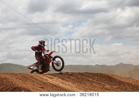 Rider motocross przygotowania do skoku