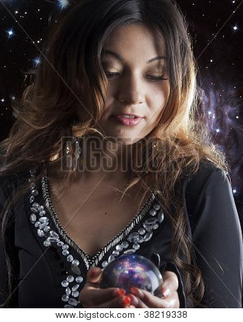 Cartomante con sfera di cristallo