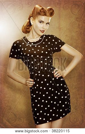 Pin-up Girl retrò nella moda classica Polka Dots Dress in posa