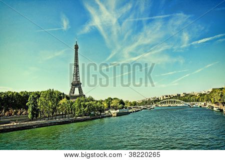 Estate, bella scena di Parigi con la torre Eiffle