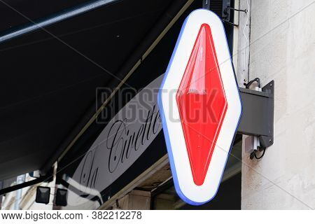Bordeaux , Aquitaine / France - 08 16 2020 : Tabac Red Shop Tobacco Logo Sign In France Front Of Ret