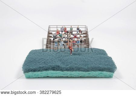 Mini Figure Play The Gymnastics On Scouring Pad