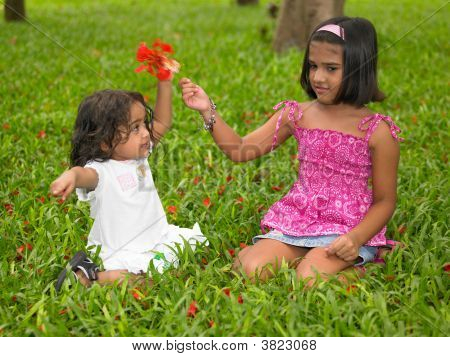 アジアの子供たちは公園で