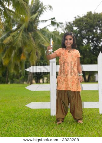アジアの子供の公園で彼女のおもちゃの飛行機