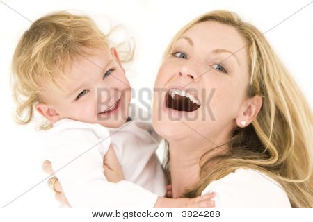 Mutter und Kind in weiß