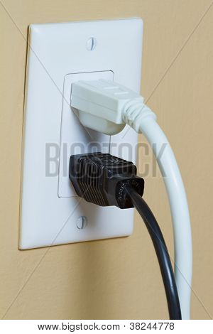 Stikkontakt med to kabel