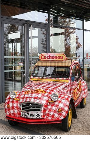 Villefranche Sur Saone, France - November 16, 2018: 2cv Citroen From Tour De France Cycling With Coc