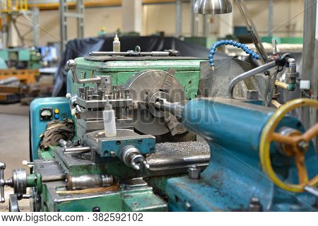 Tapping On A Lathe, The Tap Cuts The Hole By Applying Pressure From The Tailstock