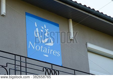 Bordeaux , Aquitaine / France - 08 20 2020 : Notary Blue Board Sign Notaires And Logo Front Of Entra