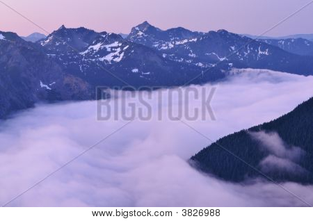 Niebla en el valle de la montaña