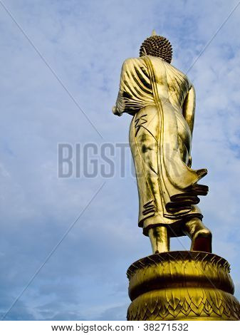 Buddha állva egy hegyi Wat Phra hogy Khao Noi3