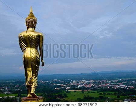 Buddha állva egy hegyi Wat Phra hogy Khao Noi1