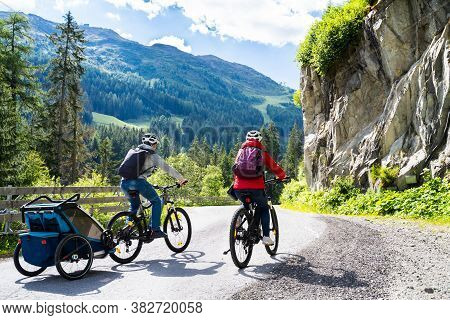 Family With E Bike Mtb And Kid Trailer Training