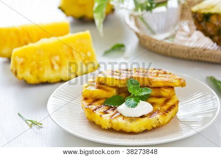 Grillowanym ananasem