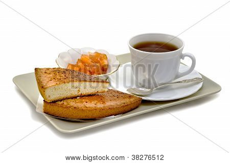 Biscoitos e doces para o chá, isolado no fundo branco
