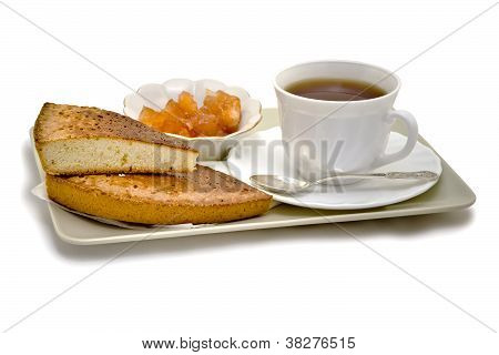 Biscoitos e doces para o chá, isolado no fundo branco