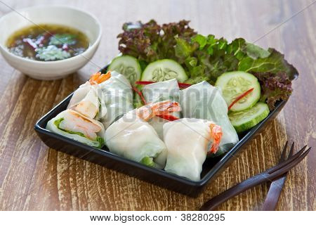 กุ้งและผักห่อก๋วยเตี๋ยว