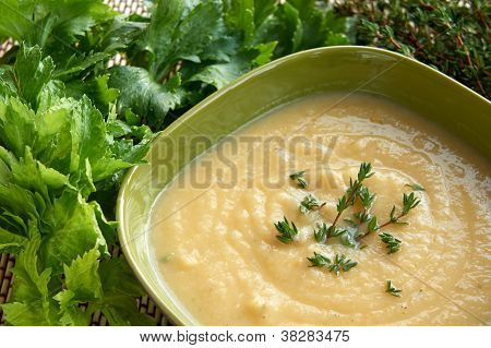 Gustosa crema di zuppa di sedano rapa In una ciotola verde