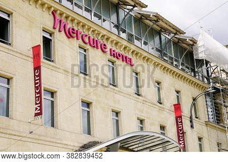 Bordeaux , Aquitaine / France - 08 25 2020 : Mercure Hotel Text And Sign Logo On Large Building Faca