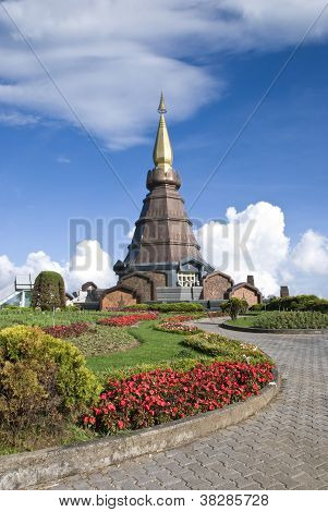 Napametaneedol-Pagode auf Berg, thailand