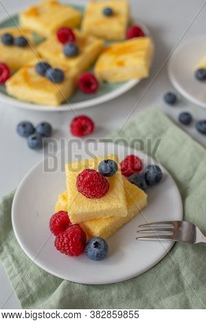 Sweet Home Made Vanilla Pudding Pie With Berries