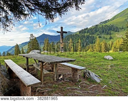 Crucifix On Älggialp And Next To The Geometric Centre Of The Switzerland (aelggialp - Geografischer 