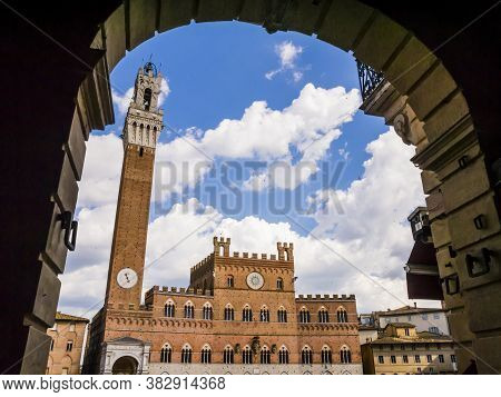 Impressive View Of Siena Main Square (piazza Del Campo) And Its Most Famous Monuments (palazzo Pubbl