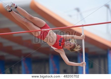 DONETSK, UKRAINE - 13. juli: Zoe McKinley af USA konkurrerer i finalen i stangspring under 8 IAAF 