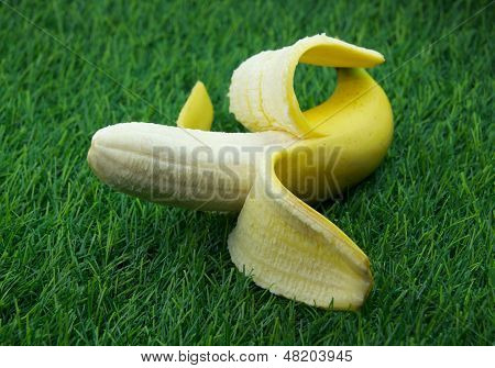 Banane pelée moitié
